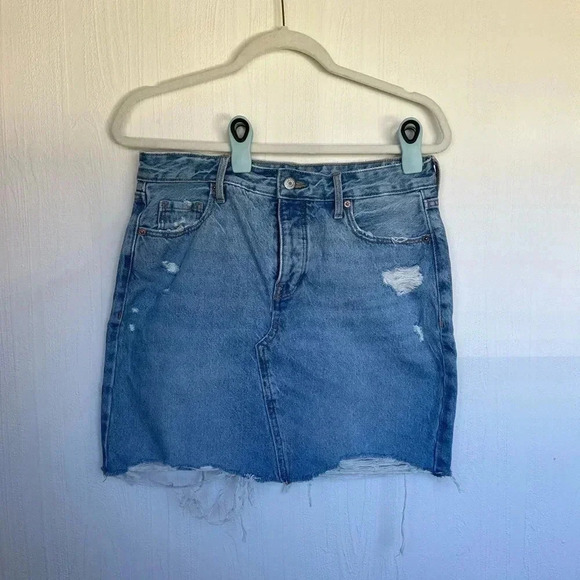 Old Navy Dresses & Skirts - High rise distressed denim skirt